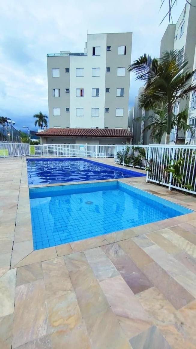 Com Piscina Churrasqueira Em